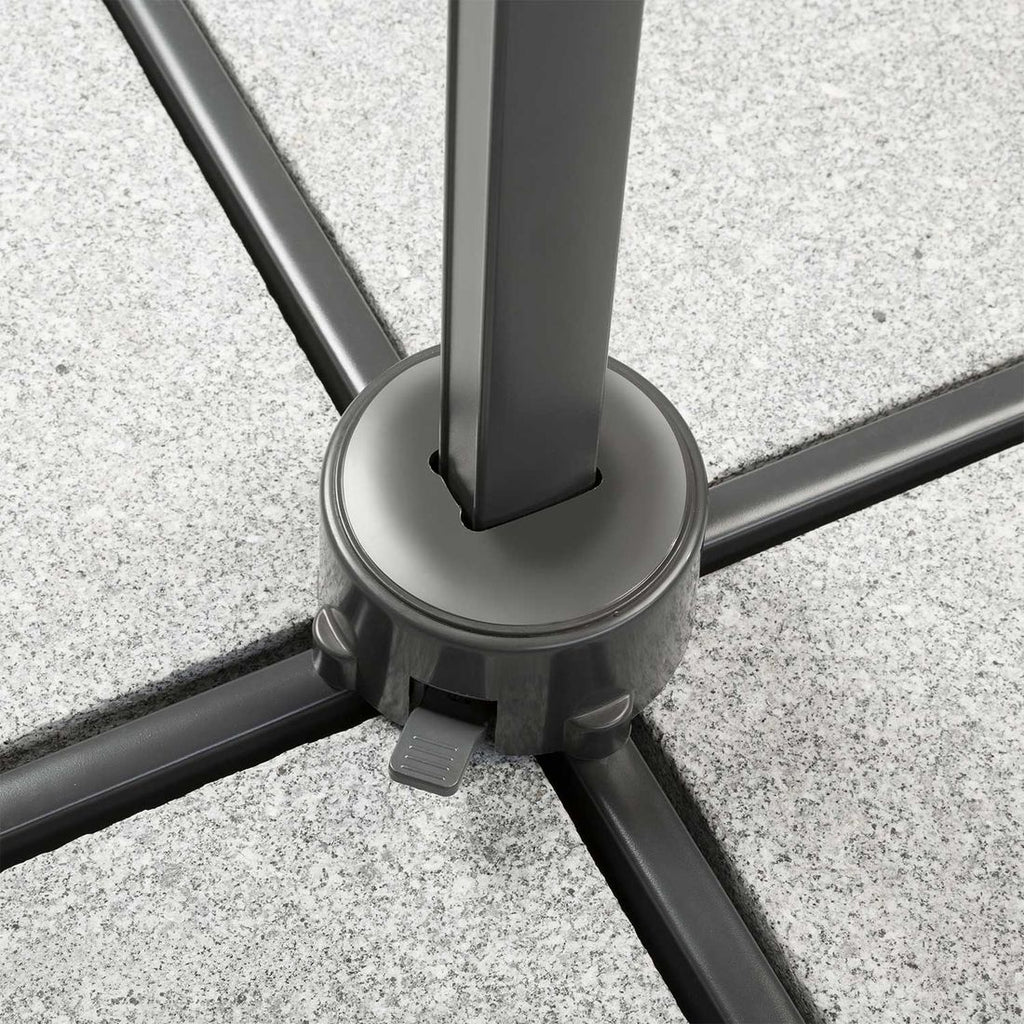 Fritthengende parasoll Rhodos Junior 230x230cm antrasitt i bruk i hage