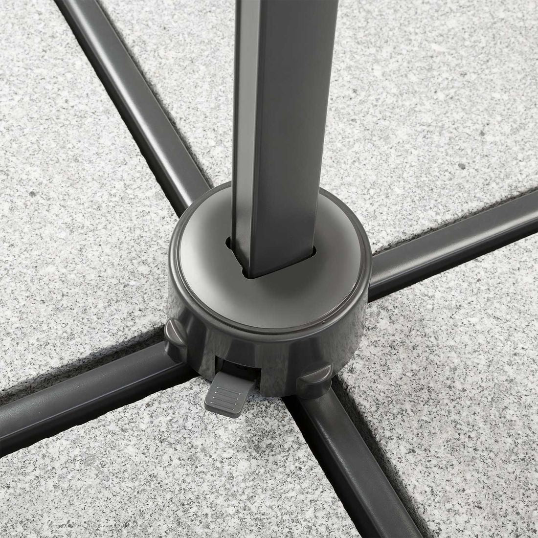 Fritthengende parasoll Rhodos Junior 230x230cm antrasitt i bruk i hage