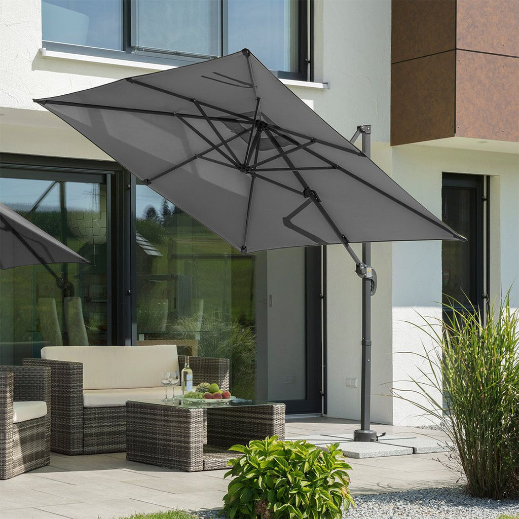 Montert Fritthengende parasoll Rhodos Junior 230x230cm antrasitt på terrasse