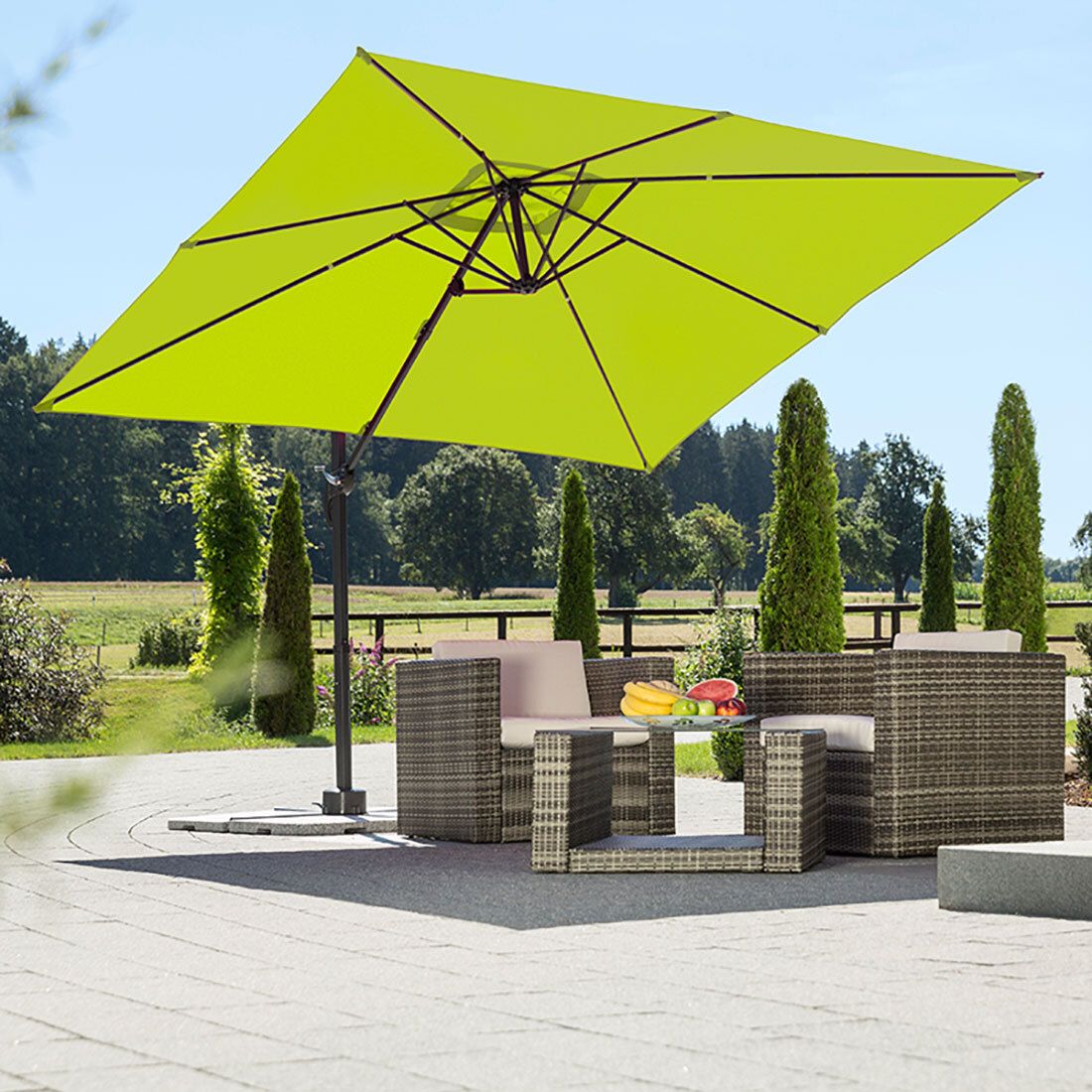 Montert Fritthengende parasoll Rhodos Junior 270x270cm polyester på terrasse