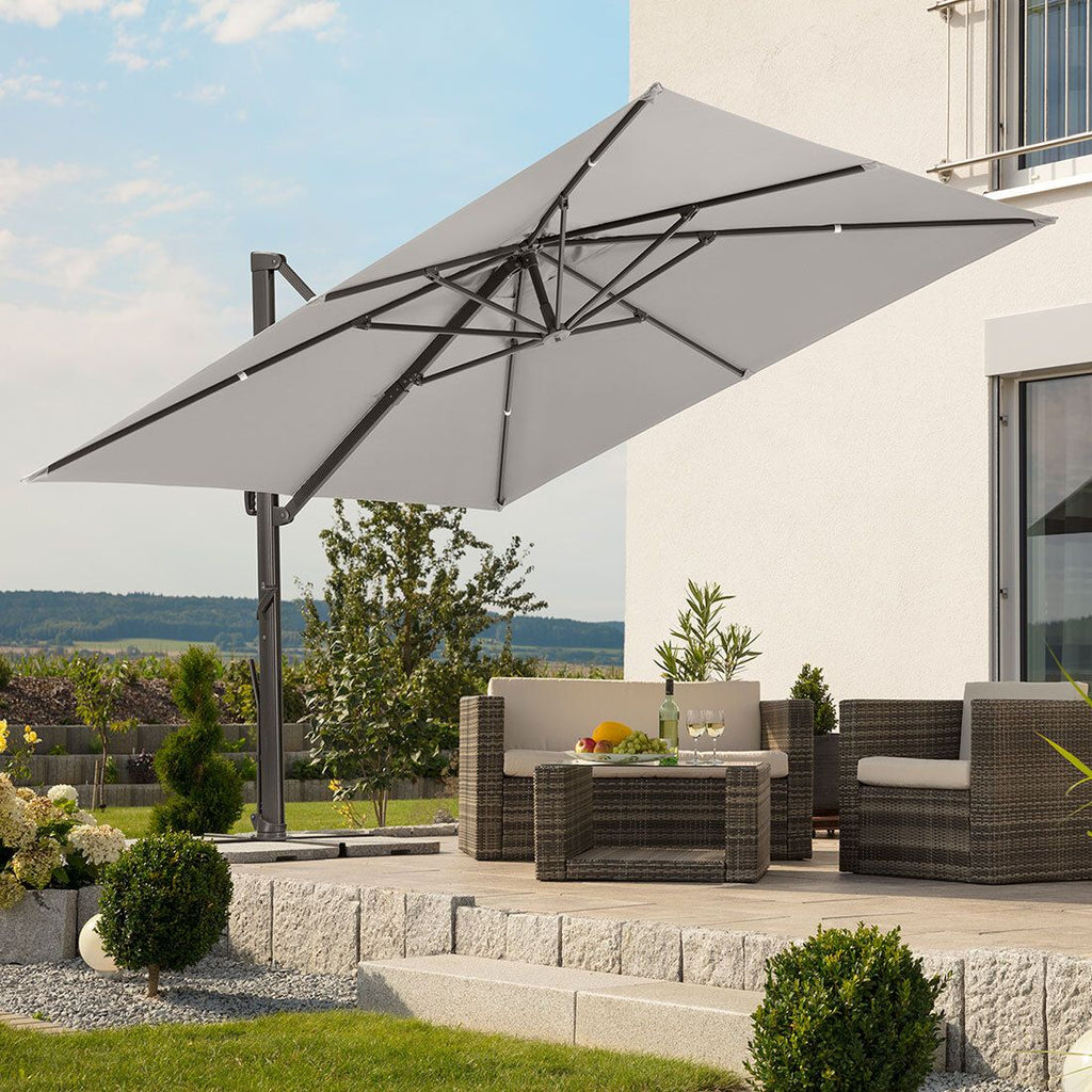 Montert Fritthengende parasoll Rhodos Smart 300x300cm sølvgrå på terrasse
