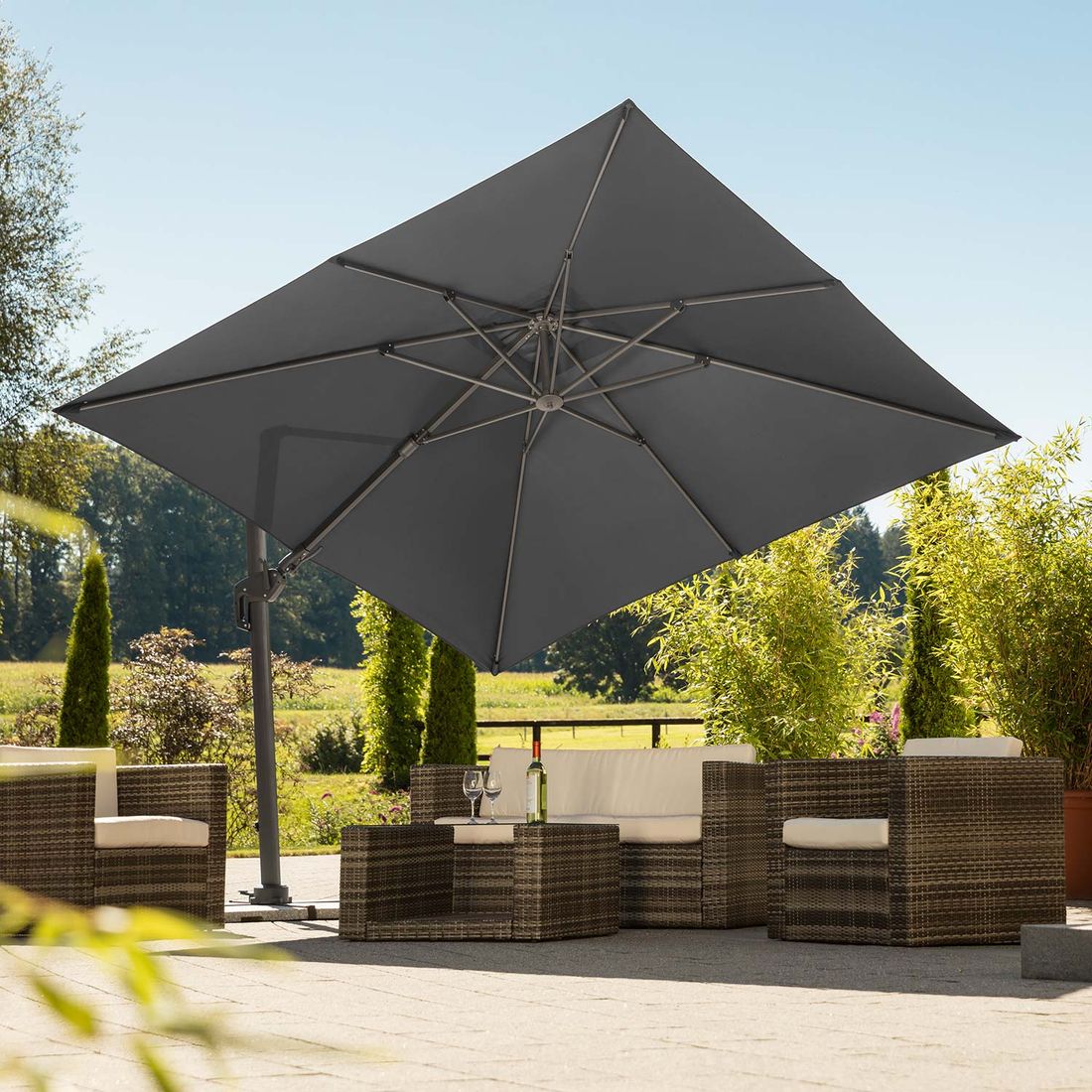 Montert fritthengende parasoll Rhodos Twist 300x300cm antrasitt i hage