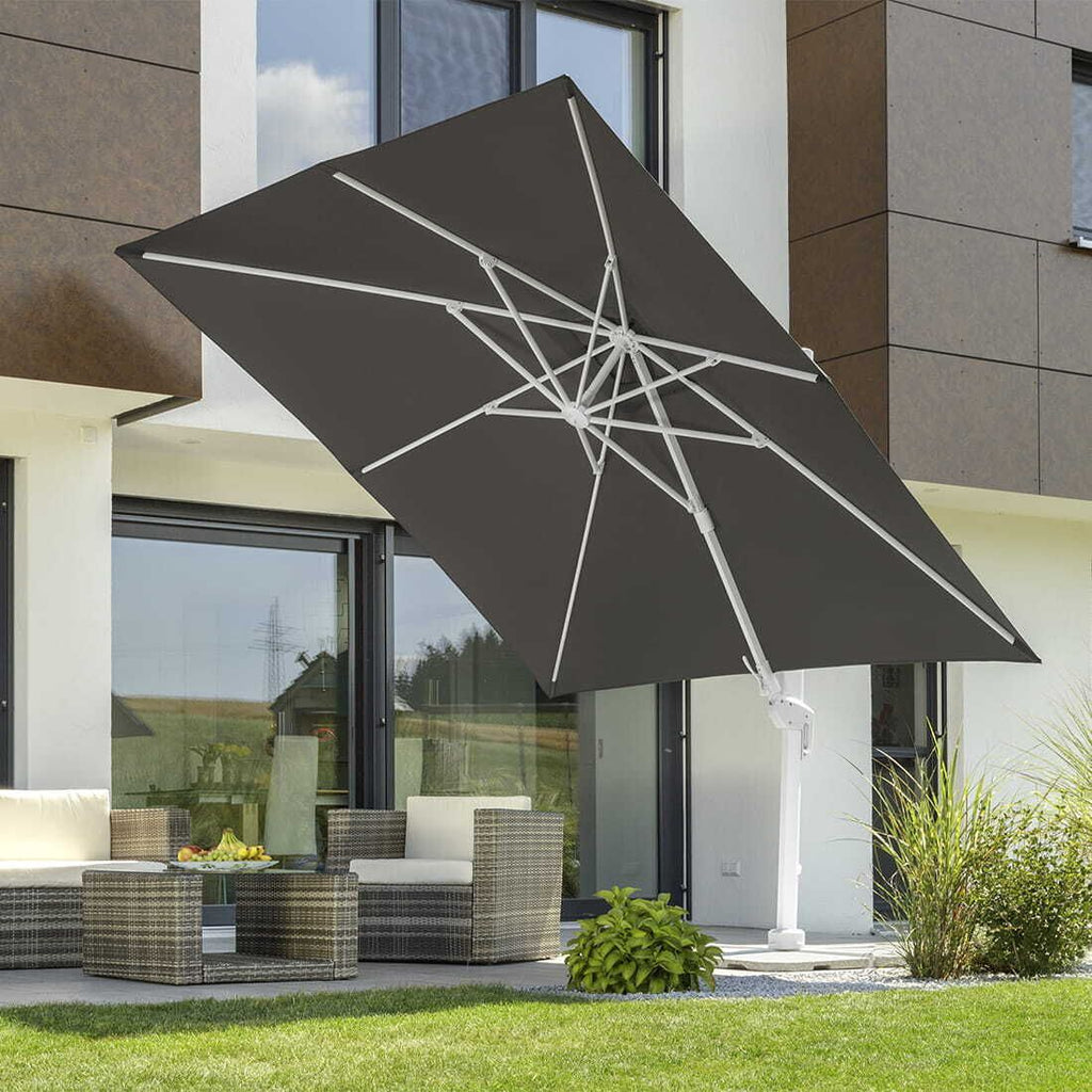 Montert Fritthengende parasoll Rhodos Twist-Bianco 300x300cm i hage