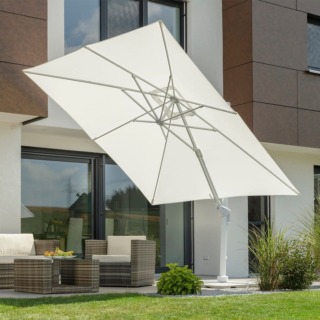 Montert parasoll Rhodos Twist-Bianco 300x300cm hvit i hage