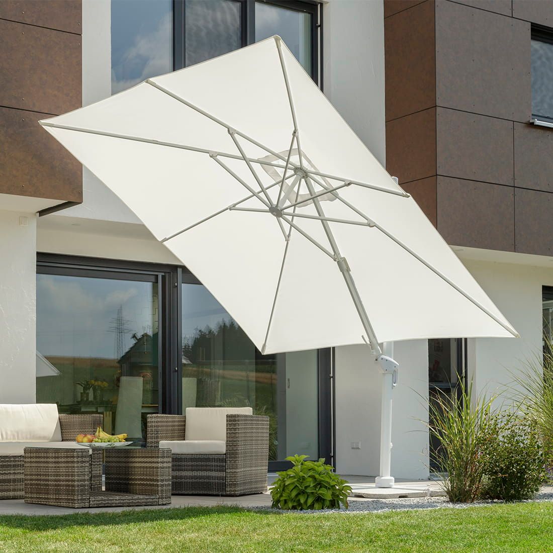 Montert parasoll Rhodos Twist-Bianco 300x300cm hvit i hage