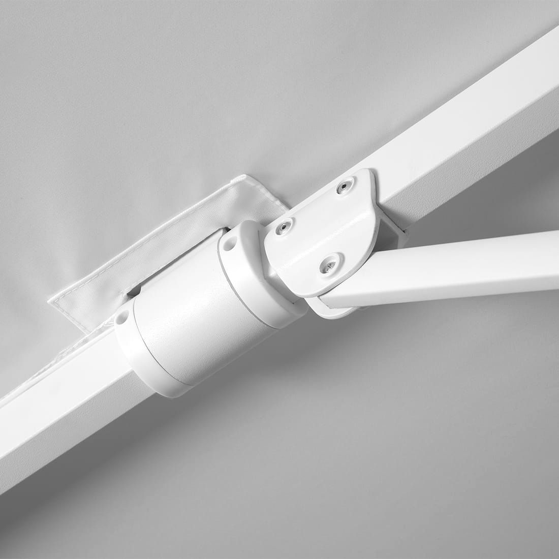 Parasoll Rhodos Twist-Bianco 300x300cm hvit sammen med hagemøbler