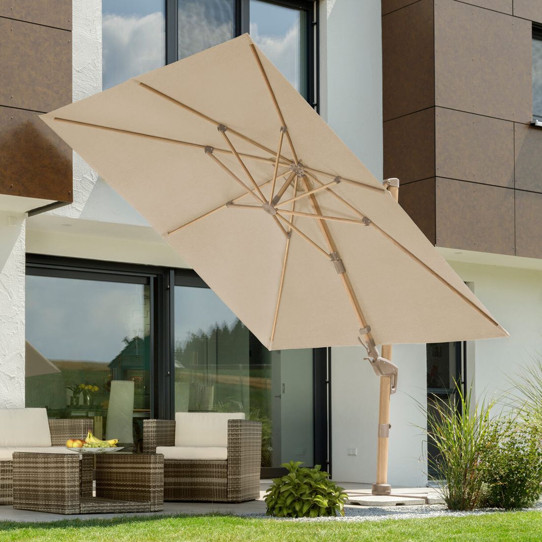 Montert fritthengende parasoll Rhodos Twist Loft 300x300cm natur på terrasse