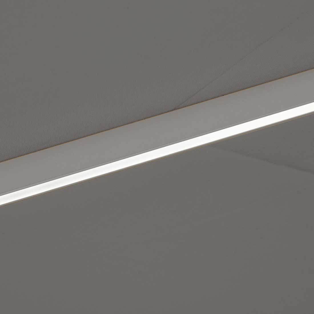 Fritthengende parasoll Varioflex Solar LED 300x300cm i vinklet posisjon