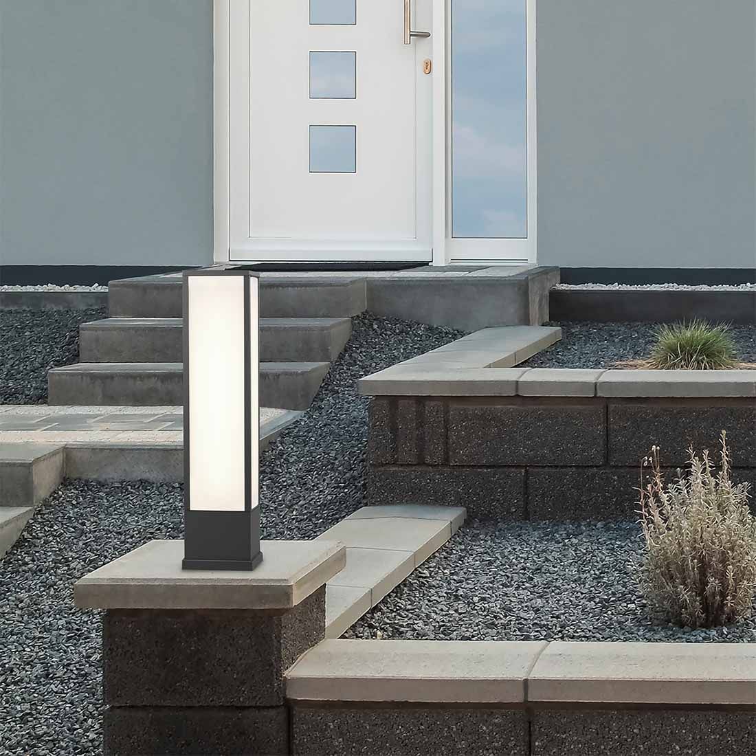 Nærbilde av LED-lys i Fuerte LED sti-lampe 15x15x60 cm aluminium antrasitt