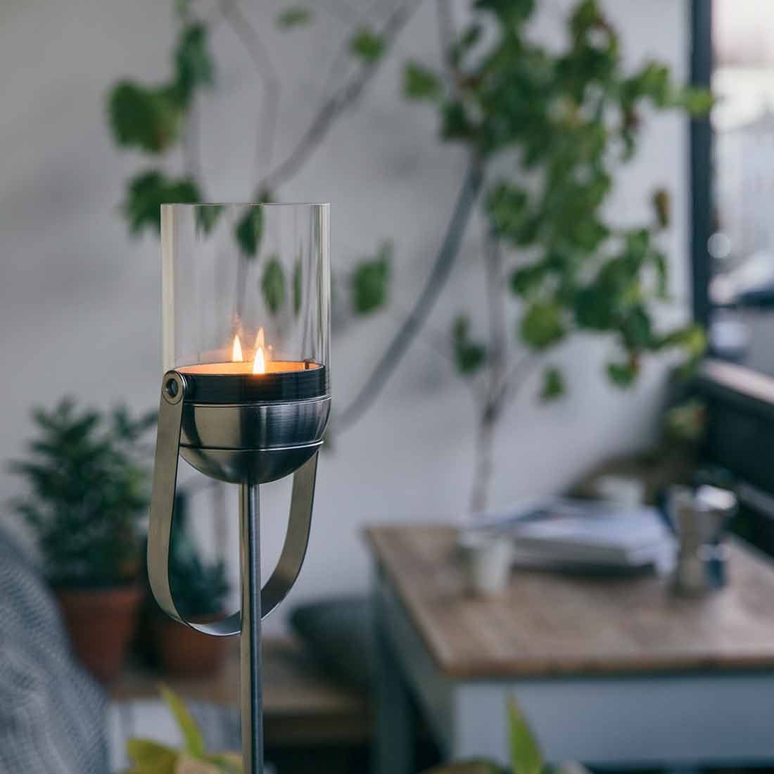 Nærbilde av lampehode på Gulvlampe ute Gravity Candle rustfritt stål 130 cm - höfats