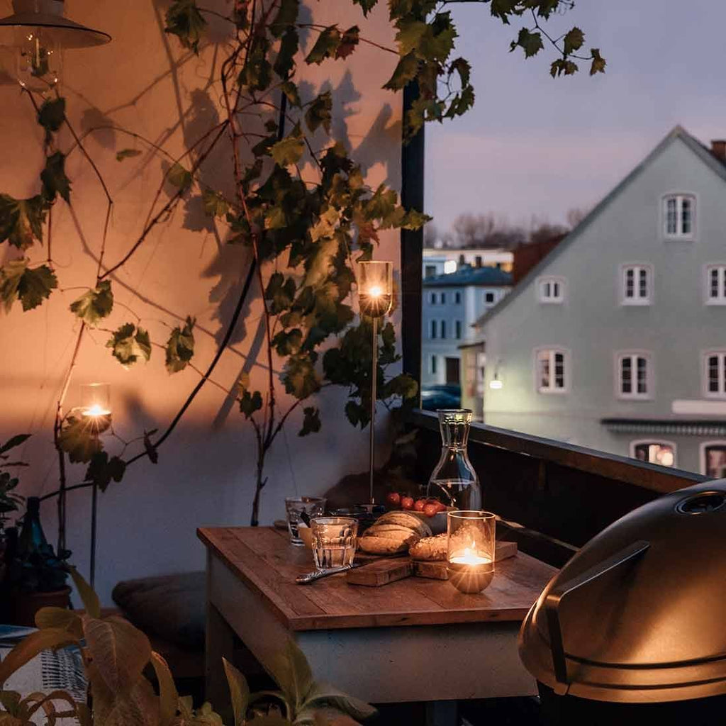 Gulvlampe ute Gravity Candle rustfritt stål 130 cm - höfats i bruk på terrasse