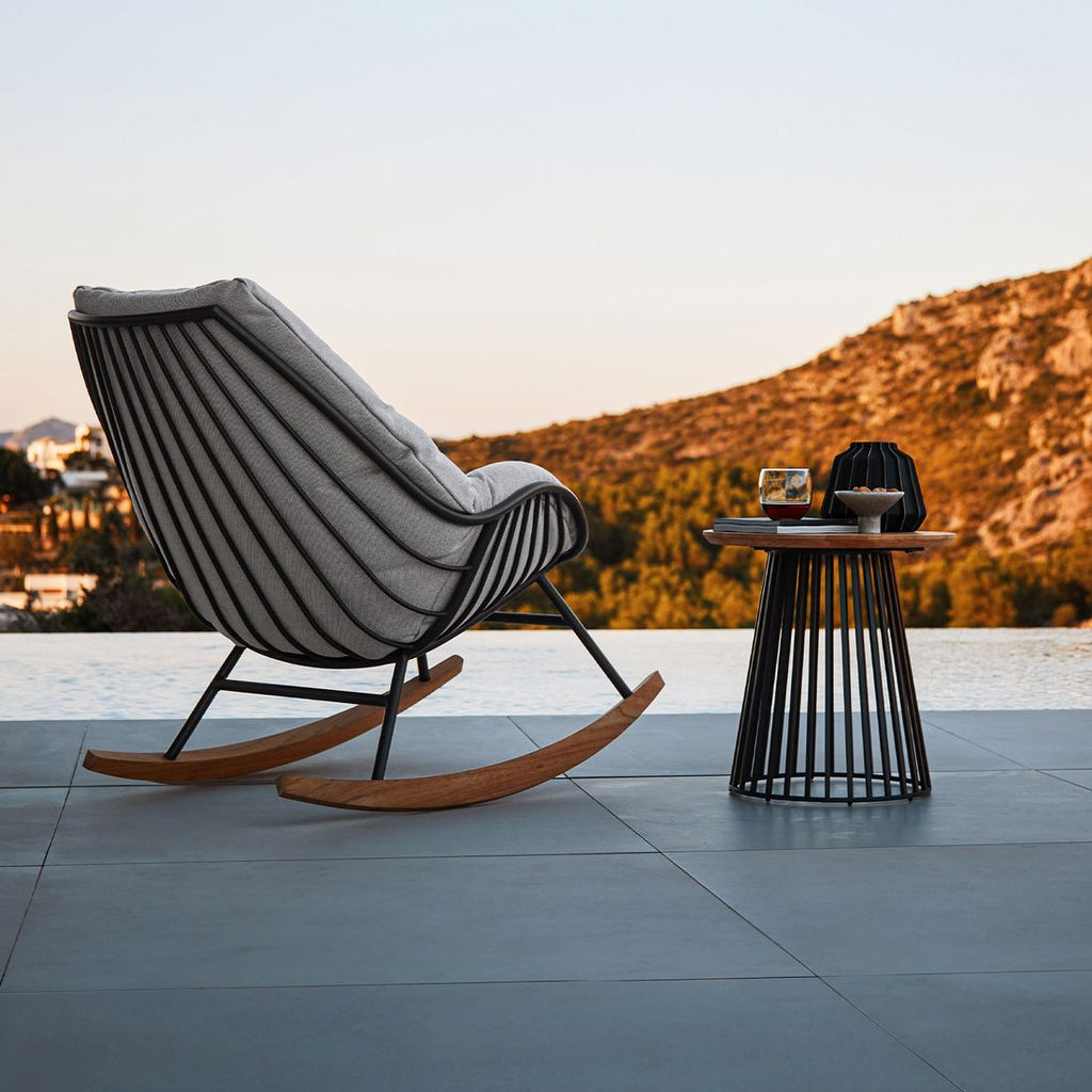 Detalj av teakdetaljer på Gyngestol ute Chill aluminium/akryl med teak - Solpuri