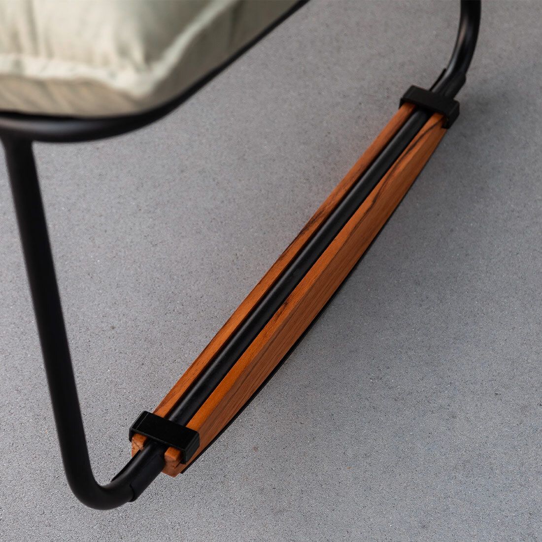 Gyngestol Leska med krakk aluminium Sunbrella sideprofil
