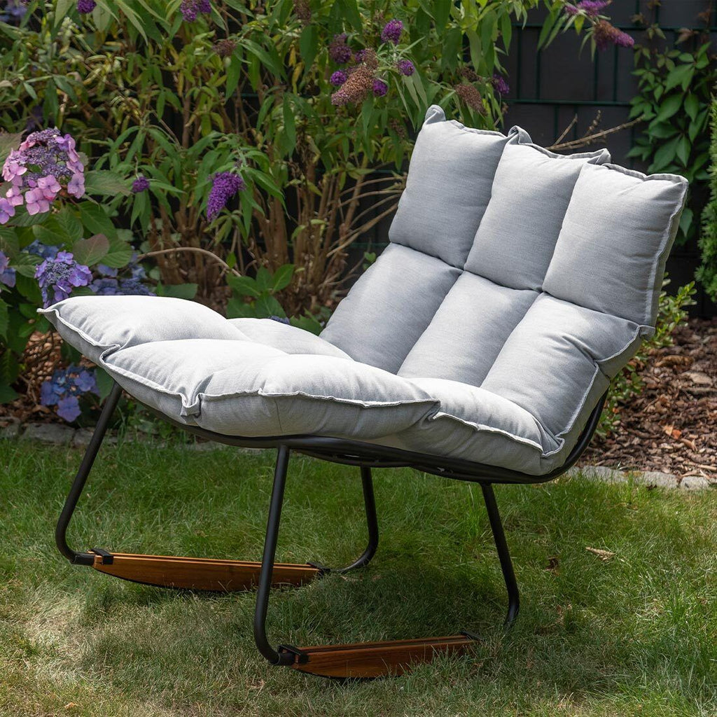 Gyngestol Leska med krakk aluminium Sunbrella i bruk utendørs