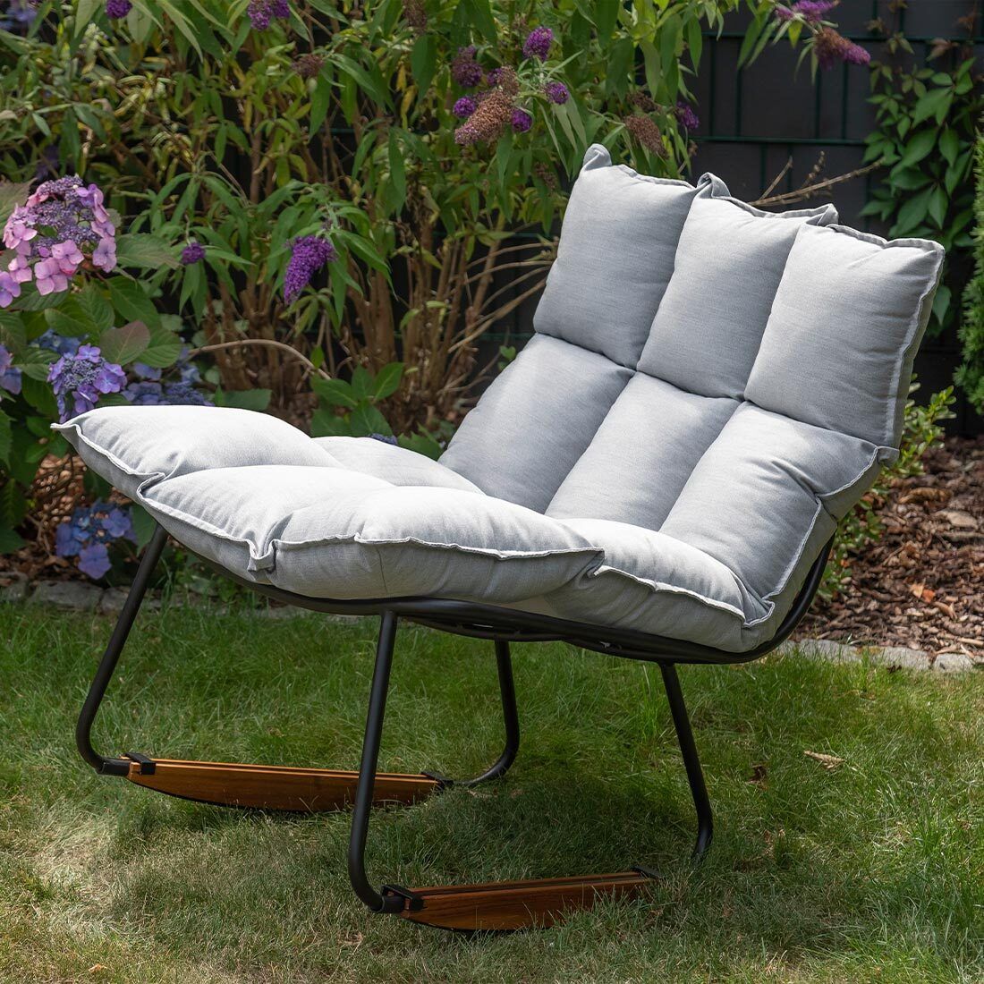 Gyngestol Leska med krakk aluminium Sunbrella i bruk utendørs