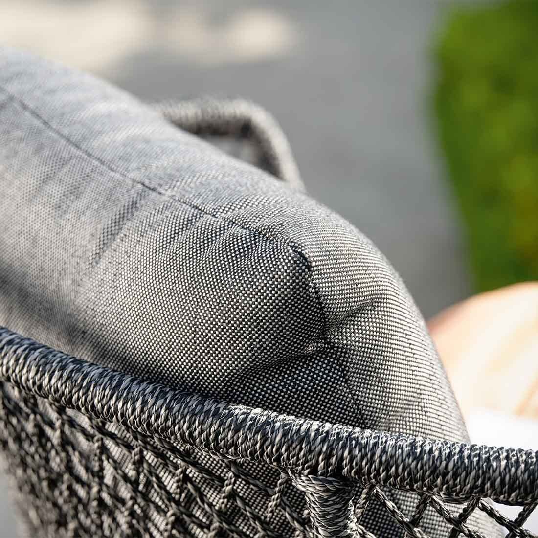 Detalj av stoffmateriale på Gyngestol Odea aluminium og tau 78 cm