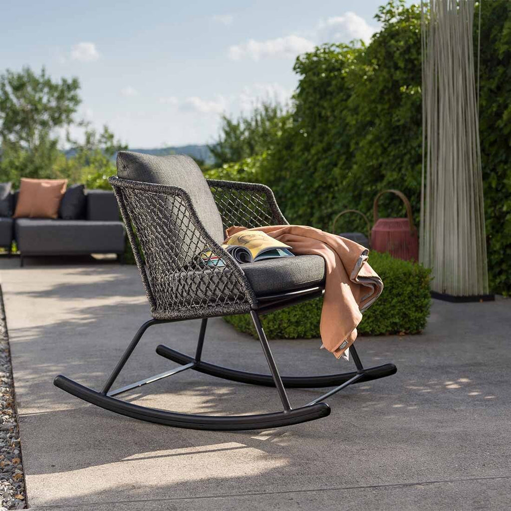 Sitteområde på Gyngestol Odea aluminium og tau 78 cm