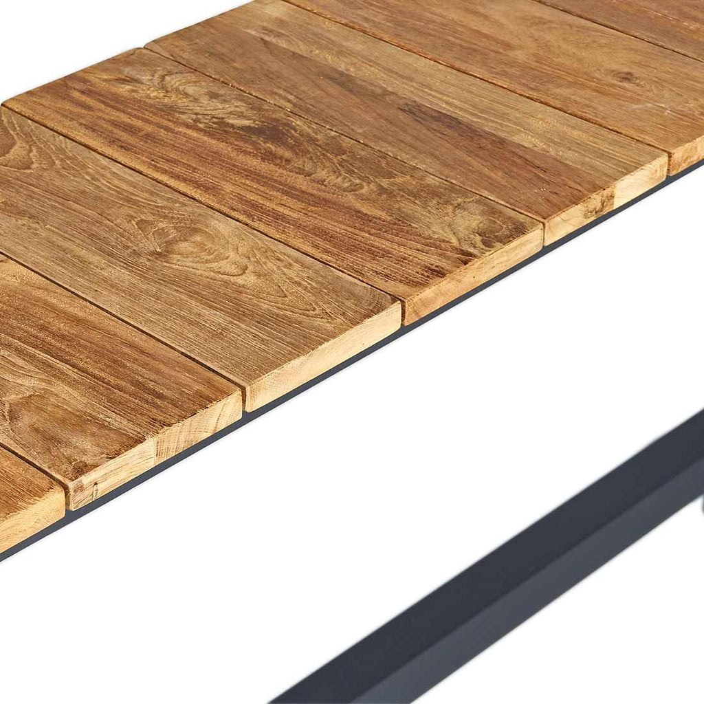 Montert Hagebenk Clark aluminium resirkulert teak i hage