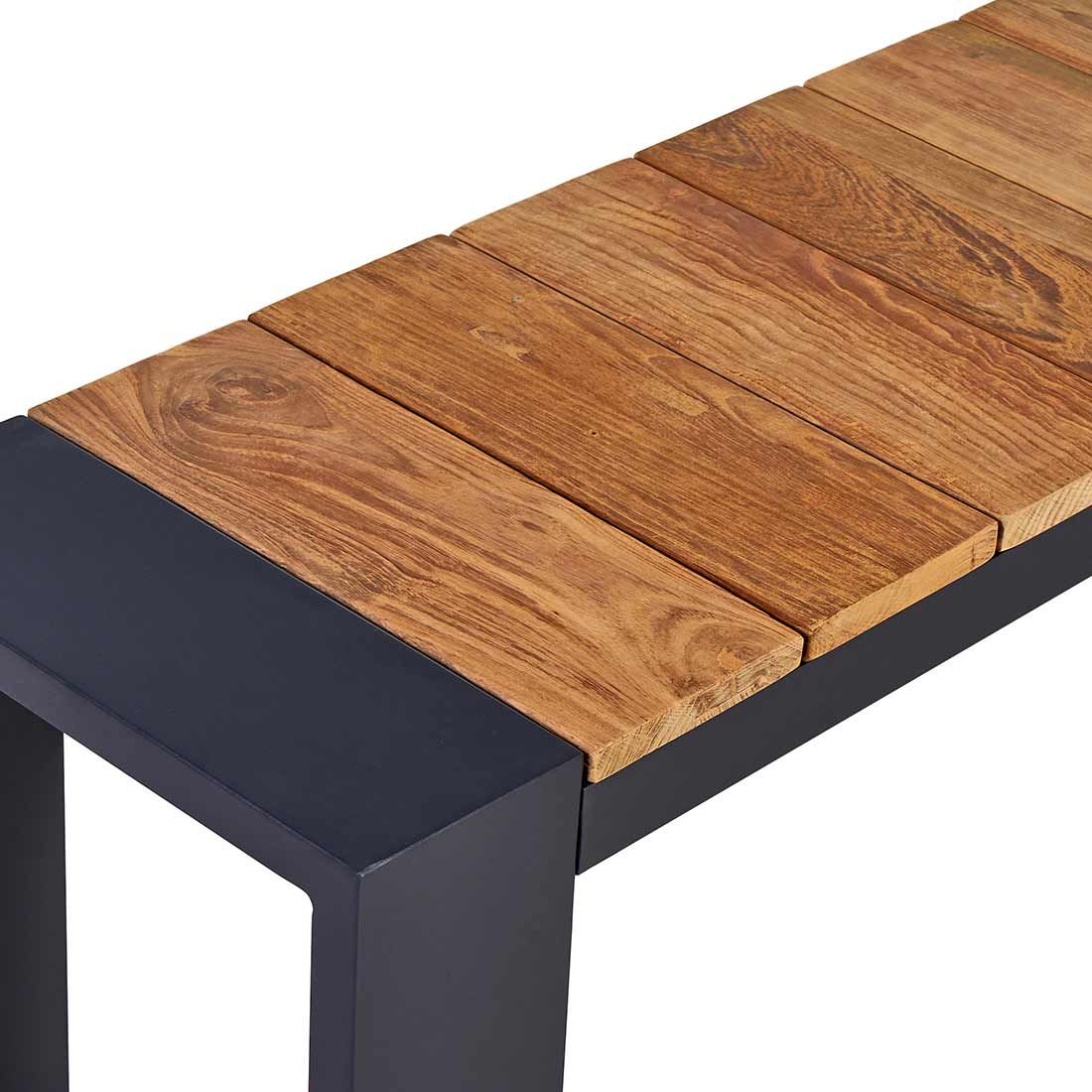 Hagebenk Konis aluminium og resirkulert teak 220 cm montert i hage