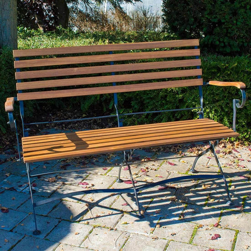Bakside av Hagebenk Lindau jern og akasie 115 cm i svart og naturfarget akasie