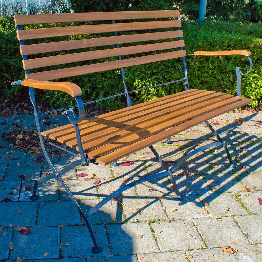 Detalj av akasietre på Hagebenk Lindau jern og akasie 115 cm