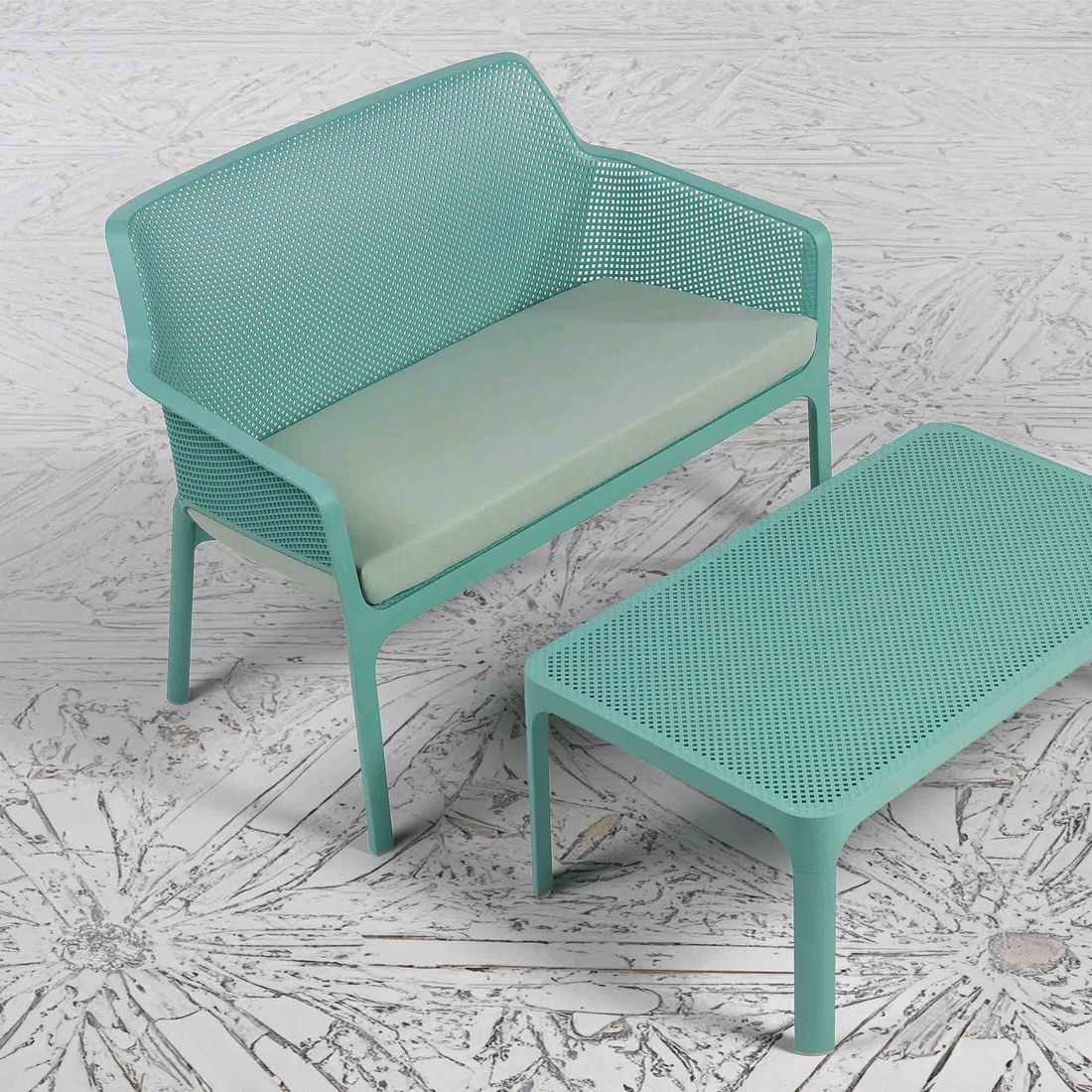 Montert Hagebenk Net plast med sittepute og bord 116 cm i hage