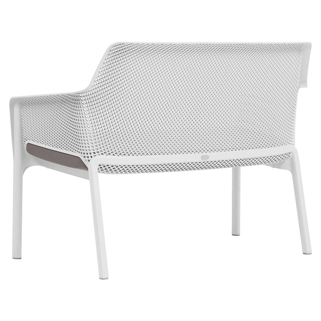 Sideprofil av Hagebenk Net plast stabelbar 116 cm hvit