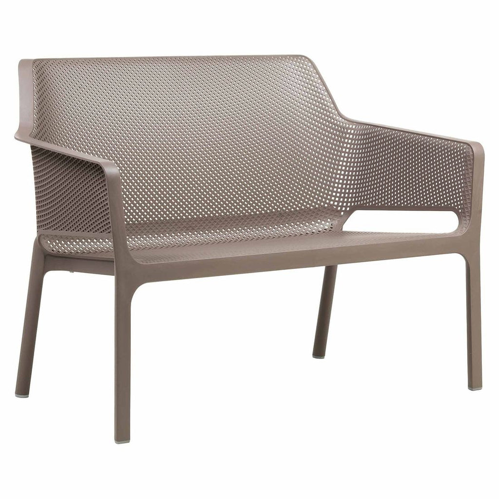 Oversikt over Hagebenk Net plast stabelbar 116 cm taupe på terrasse