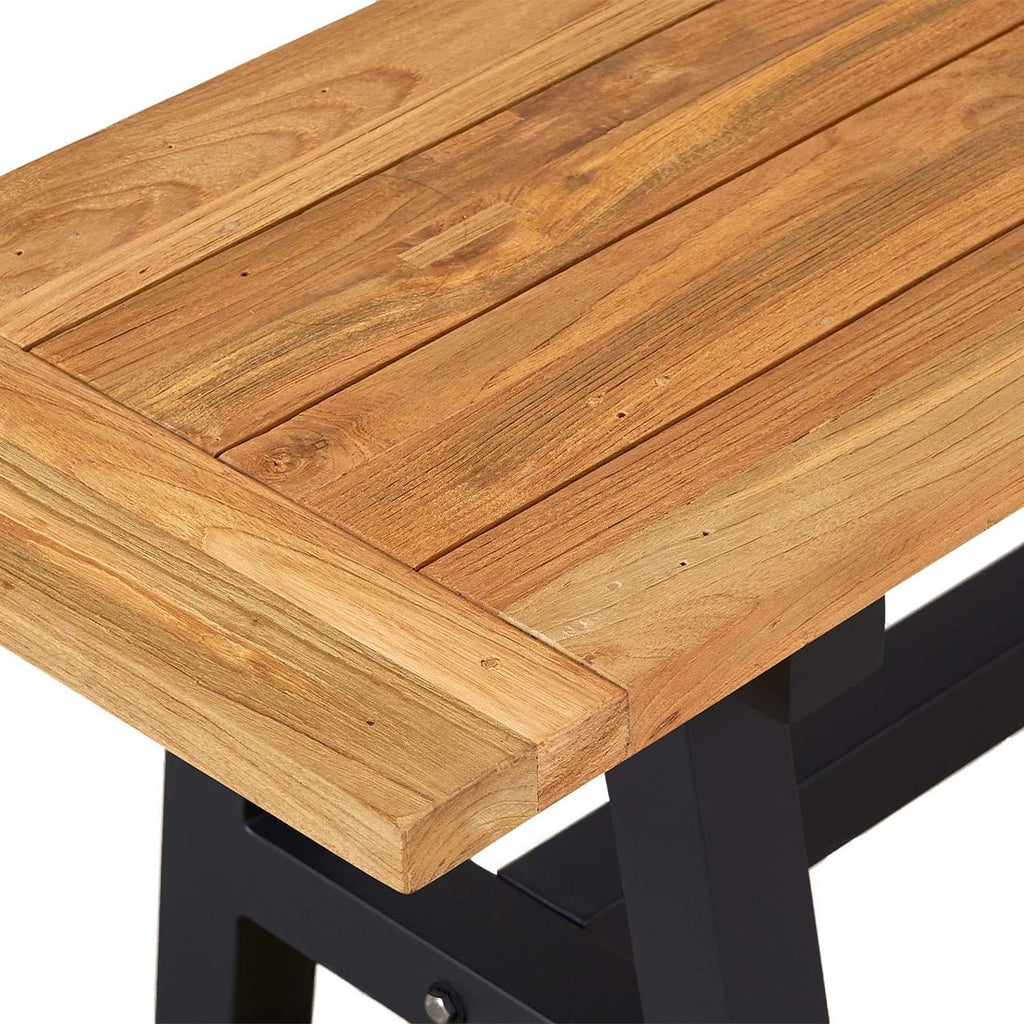 Montert Hagebenk Omaha aluminium/resirkulert teak 200 cm på terrasse