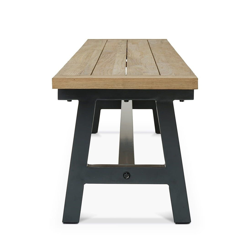 Detalj av sitteflate i resirkulert teak på Hagebenk Omaha