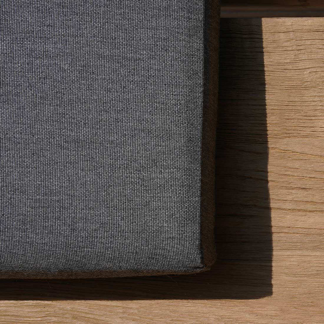 Nærbilde av teak sete på Hagebenk Phönix aluminium resirkulert teak 220 cm