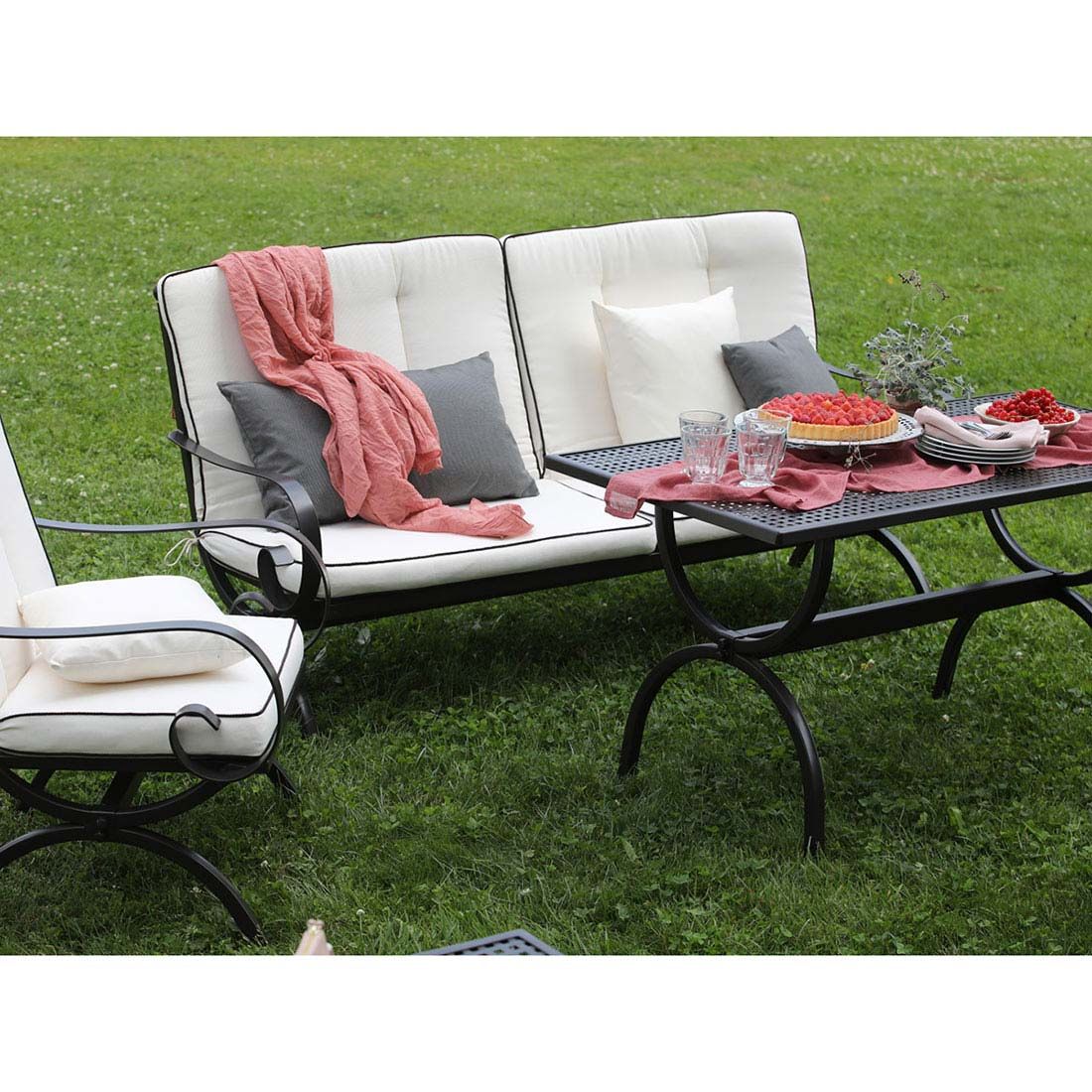 Hagebenk Romeo 170 cm smijern antikk brun i hageomgivelse