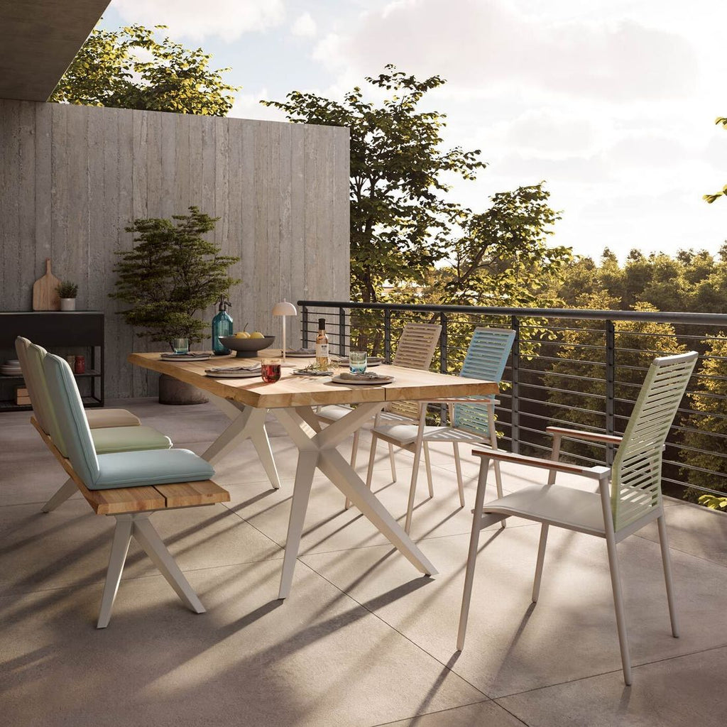 Detalj av farge Ivory på metallramme på Hagebenk Skagen rustfritt stål og teak 220 cm