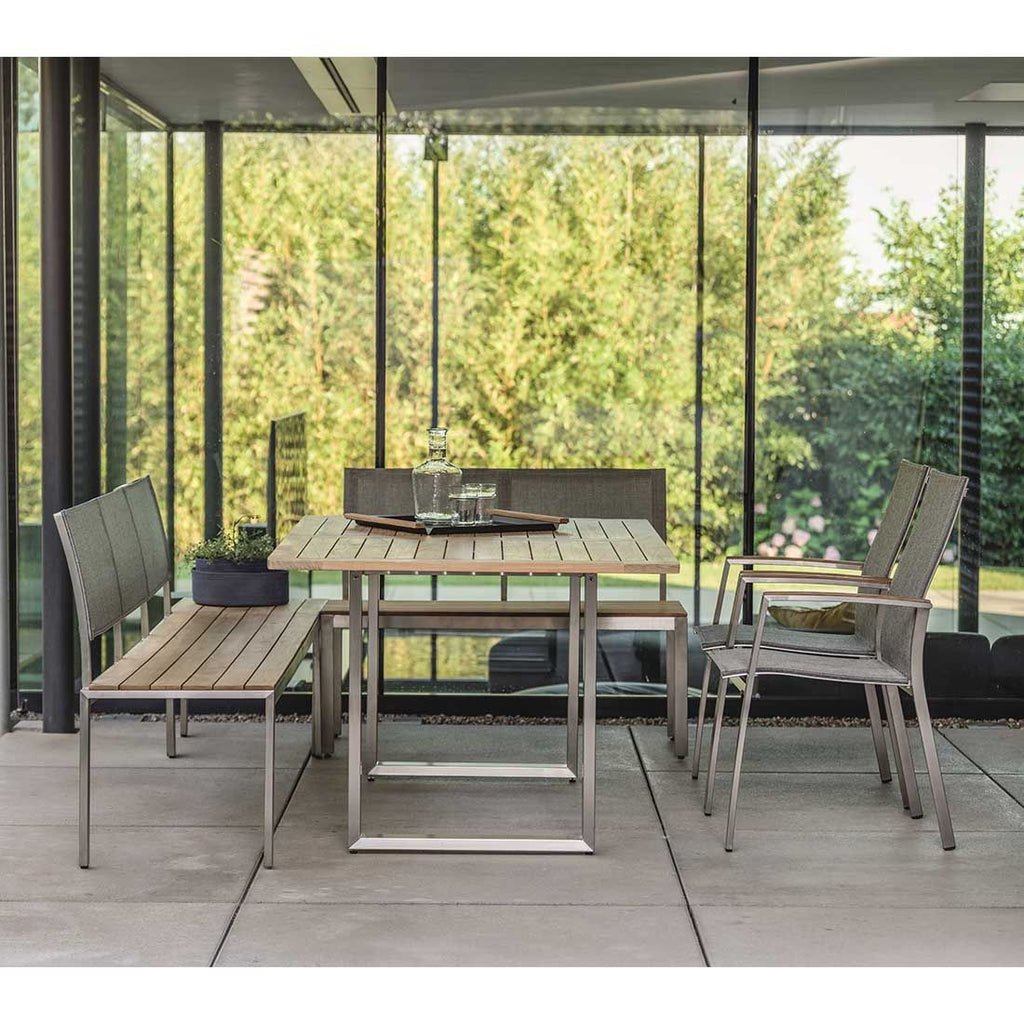 Nærbilde av ben i rustfritt stål på Hagebenk Viona rustfritt stål/teak 110 cm