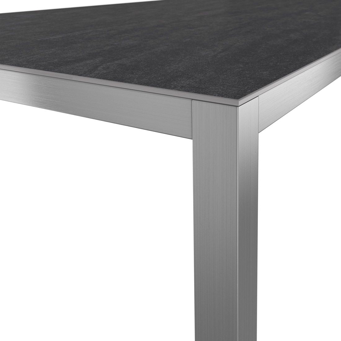 Montert Hagebord 220x100 cm rustfritt stål/Dekton - OUTLIV på terrasse