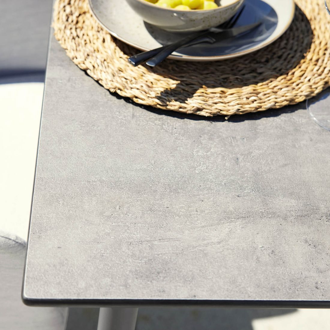 Nærbilde av aluminiumramme på Hagebord 7003 aluminium HPL 160x95 cm antrasitt