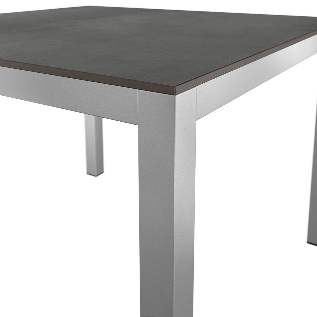 Nærbilde av aluminiumsramme på Hagebord 90x90 cm aluminium HPL sølv