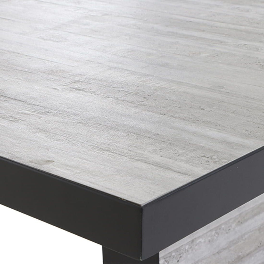 Hagebord Bellani høydejusterbart 160x90 cm i bruk med hagemøbler