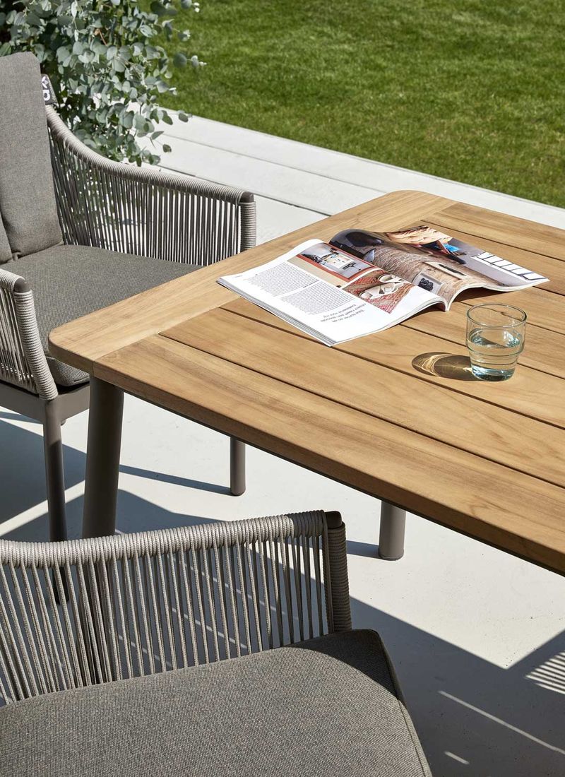 Montert Hagebord Bijou 180x90 cm aluminium/teak på terrasse
