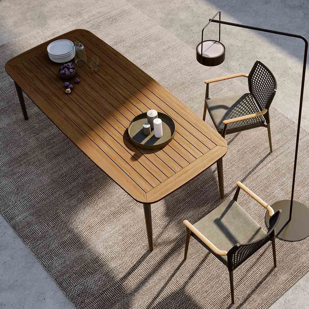 Nærbilde av aluminiumsramme på Hagebord Charlie aluminium/teak 170x100 cm