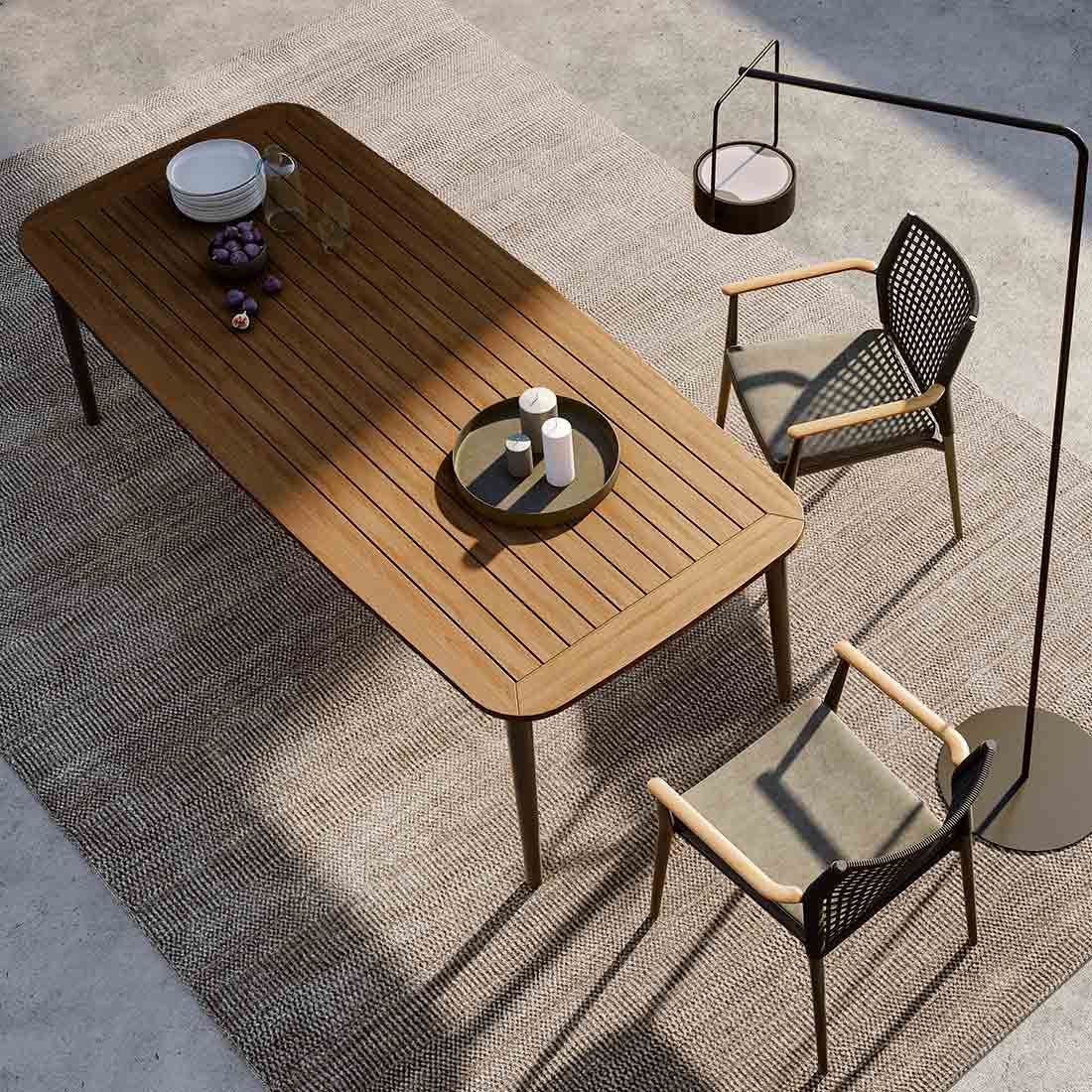 Nærbilde av aluminiumsramme på Hagebord Charlie aluminium/teak 170x100 cm
