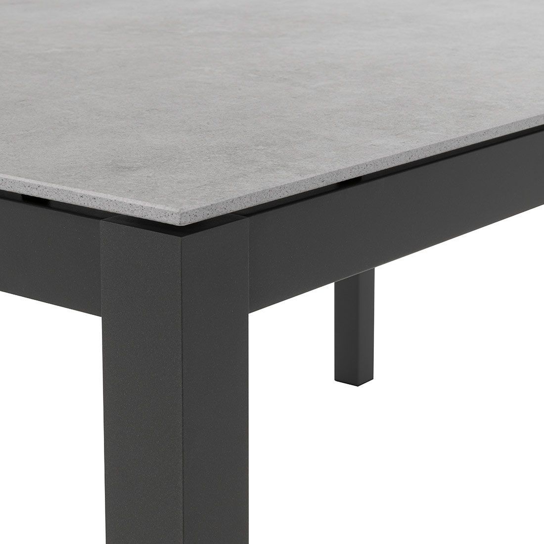 Hagebord Classic 180x100 cm aluminium/Dekton i bruk med stoler