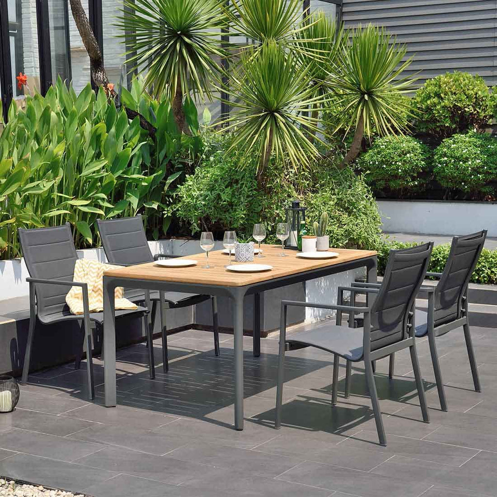 Montert Hagebord Dalgas aluminium/teak på terrasse