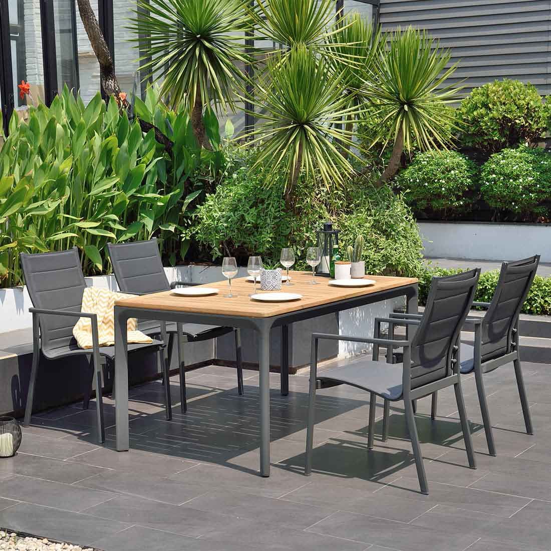 Montert Hagebord Dalgas aluminium/teak på terrasse