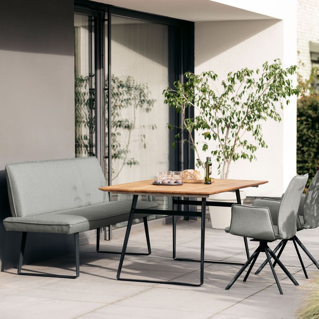 Montert Hagebord Elba stål/teak 200x95 cm - Niehoff på terrasse