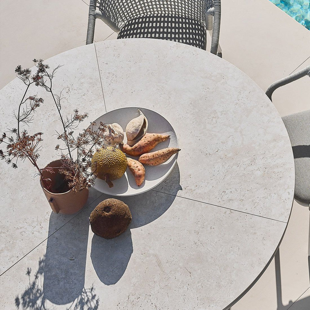 Detalj av bordplate til Hagebord Grid rundt Ø150 cm aluminium/Dekton hvit