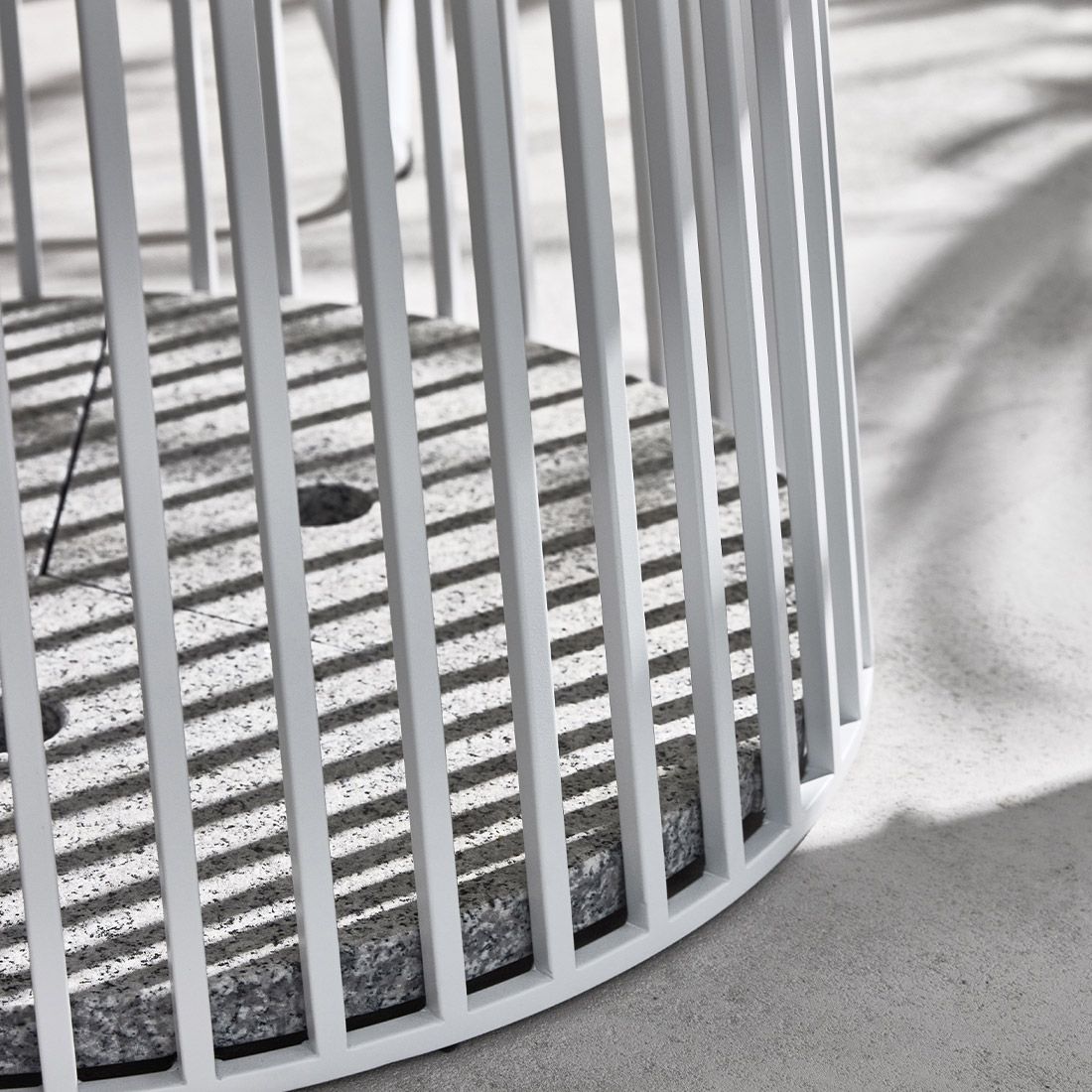 Montert Hagebord Grid rundt Ø150 cm aluminium/Dekton hvit på terrasse