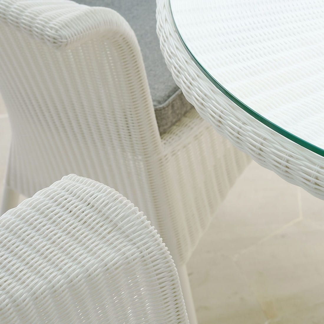 Montert Hagebord Hastings polyrotting glass Ø110 cm Zebra på terrasse