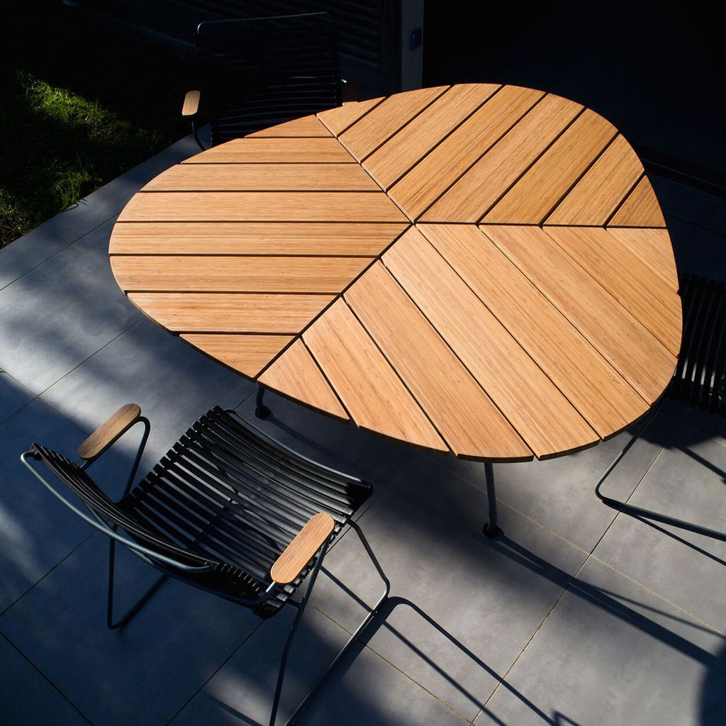 Hagebord Leaf 146x146cm stål/bambus i naturlig lys