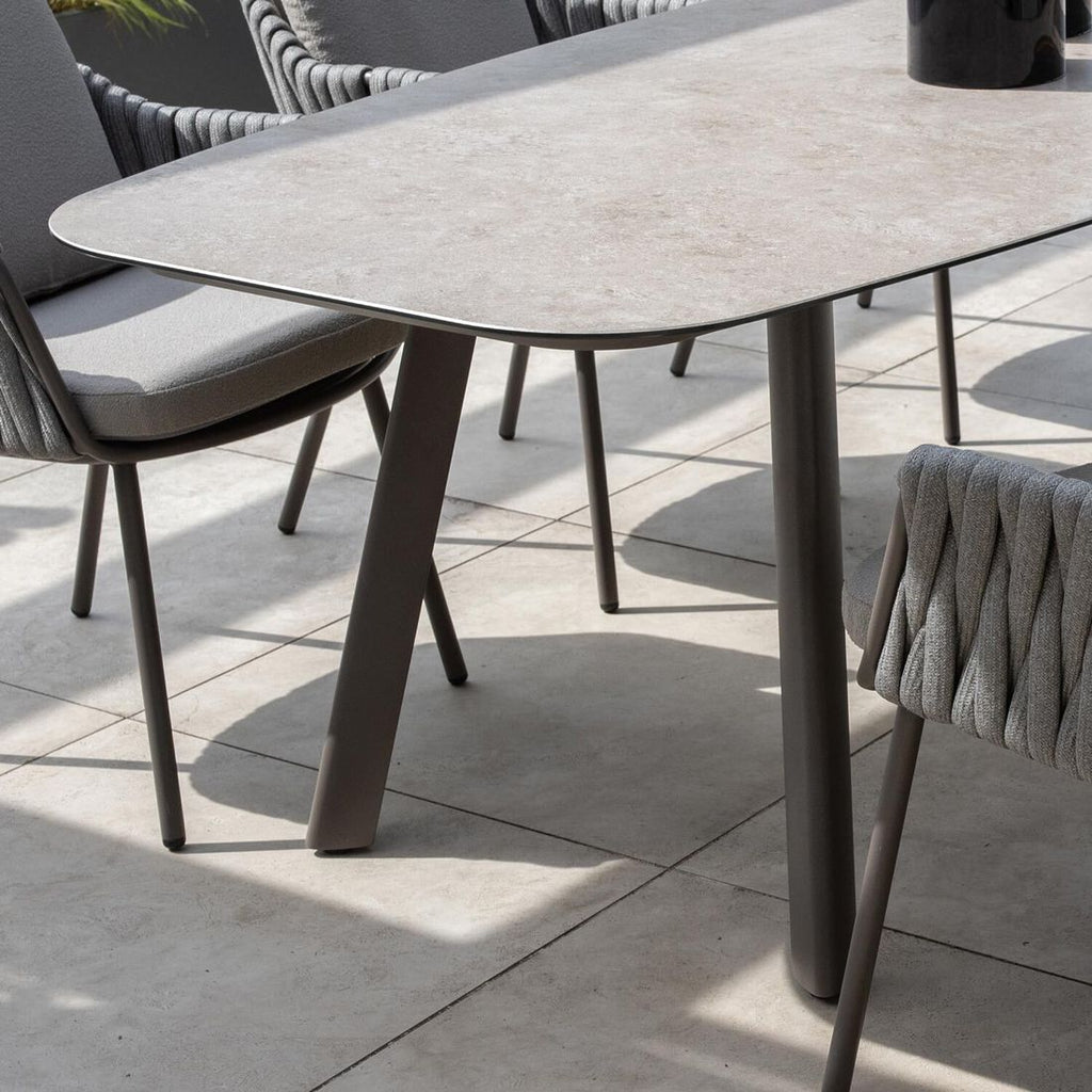 Montert Hagebord Manolo 240x103 cm aluminium/glasskeramikk på terrasse